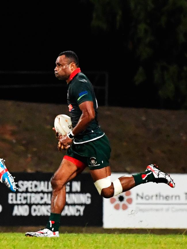 South Darwin player Setefeno Cakau strides out down the field. PICTURE: Ivan Rachman