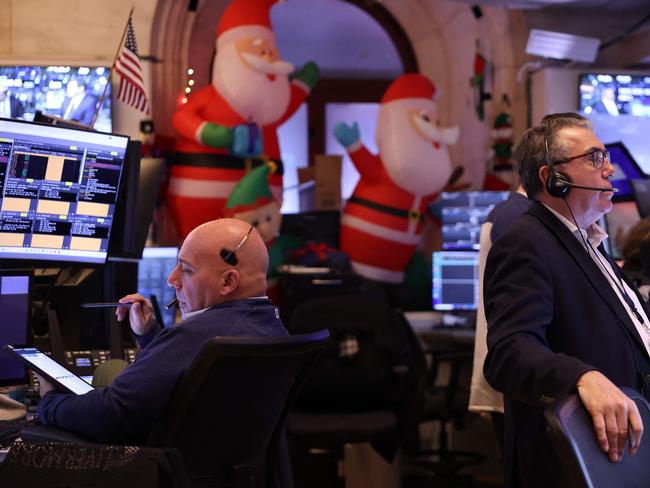 NEW YORK, NEW YORK - NOVEMBER 26: Traders work on the floor of the New York Stock Exchange during morning trading on November 26, 2024 in New York City. Stocks opened mixed amid the threat of new 25% tariffs on products from Mexico and Canada as well as an additional 10% on Chinese goods from President-elect Donald Trump.   Michael M. Santiago/Getty Images/AFP (Photo by Michael M. Santiago / GETTY IMAGES NORTH AMERICA / Getty Images via AFP)