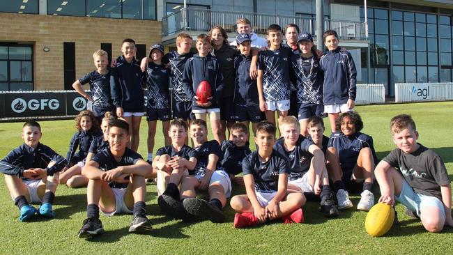 Under-12 Victorian footy schoolboys meet AFL footballer Xavier Duursma. (Supplied)