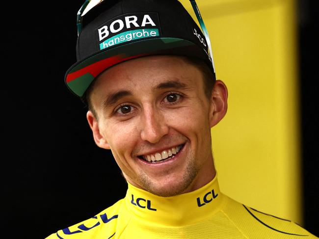 BORA - hansgrohe's Australian rider Jai Hindley celebrates on the podium with the overall leader's yellow jersey after winning the 5th stage of the 110th edition of the Tour de France cycling race, 163 km between Pau and Laruns, in the Pyrenees mountains in southwestern France, on July 5, 2023. (Photo by Anne-Christine POUJOULAT / AFP)