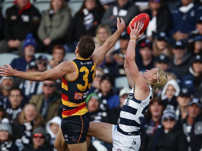 MELBOURNE. 06/05/2023. AFl. Round 8. Geelong vs Adelaide at GMHBA Stadium. Oliver Dempsey of the Cats marks during the 4th qtr. . Pic: Michael Klein