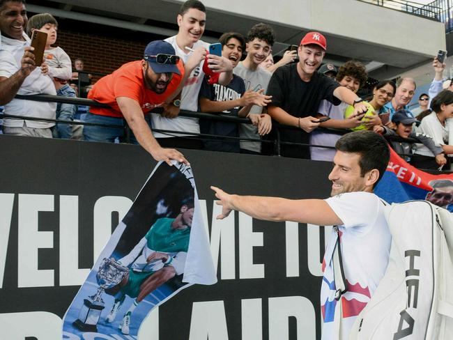 Novak Djokovic of Serbia gestures to fans as he arrives for a practice session ahead of the ATP Adelaide International tournament in Adelaide on December 31, 2022. (Photo by Brenton EDWARDS / AFP) / -- IMAGE RESTRICTED TO EDITORIAL USE - STRICTLY NO COMMERCIAL USE --