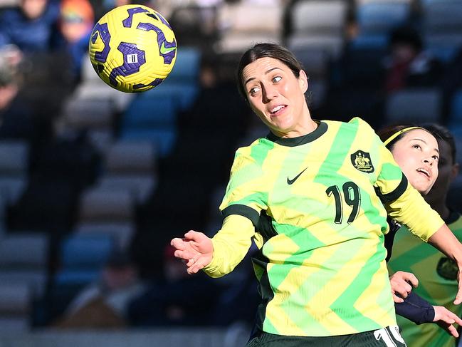 HOUSTON, TEXAS - FEBRUARY 20: KatrinaÂ Gorry #19 of Australia heads the ball against YuiÂ Hasegawa #14 of Japan in the first half during the 2025 SheBelieves Cup at Shell Energy Stadium on February 20, 2025 in Houston, Texas.   Maria Lysaker/Getty Images/AFP (Photo by Maria Lysaker / GETTY IMAGES NORTH AMERICA / Getty Images via AFP)