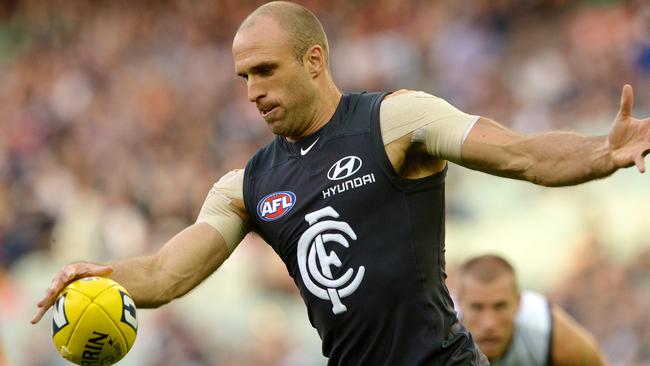 Chris Judd doing what he did best in the first half of the decade, find a ton of the footy.