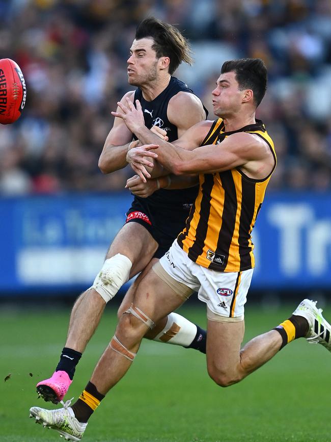 Lachie Plowman collides with Jaeger O’Meara.