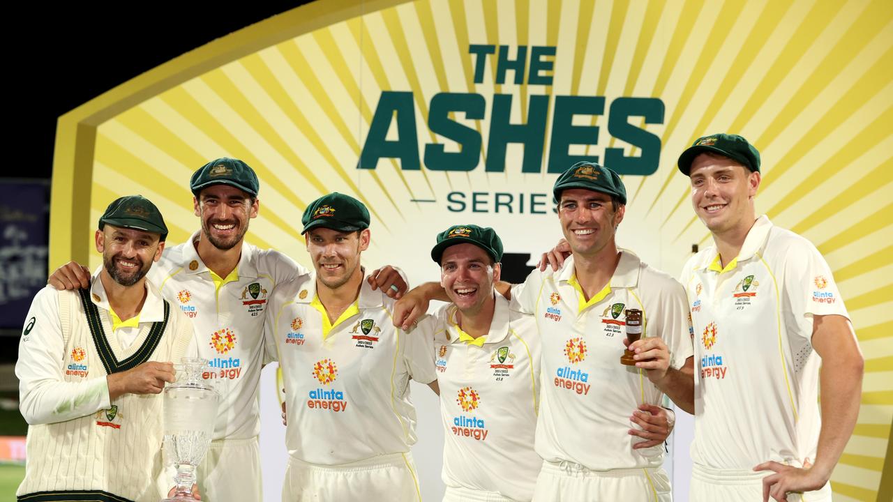 HOBART, AUSTRALIA - JANUARY 16: (L-R) Nathan Lyon, Mitchell Starc, Scott Boland, Jhye Richardson, Pat Cummins and Cameron Green of Australia celebrate with the Ashes after winning the Fifth Test in the Ashes series between Australia and England at Blundstone Arena on January 16, 2022 in Hobart, Australia. (Photo by Robert Cianflone/Getty Images)