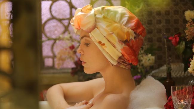 Melissa George doesn’t care what anyone says. She loves her some bathtub bandana.
