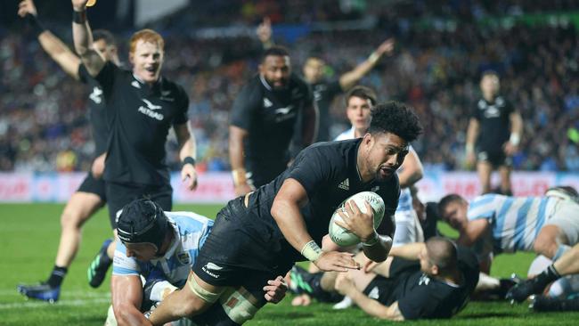 Ardie Savea dives in a try. Picture: AFP