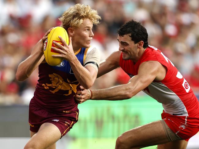 Brisbane's Levi Ashcroft and Sydney's Tom McCartin during the AFL Round 1 match between the Sydney Swans and Brisbane Lions at the SCG on March 15, 2025. Photo by Phil Hillyard (Image Supplied for Editorial Use only - NO ON SALES - copyright Phil Hillyard )