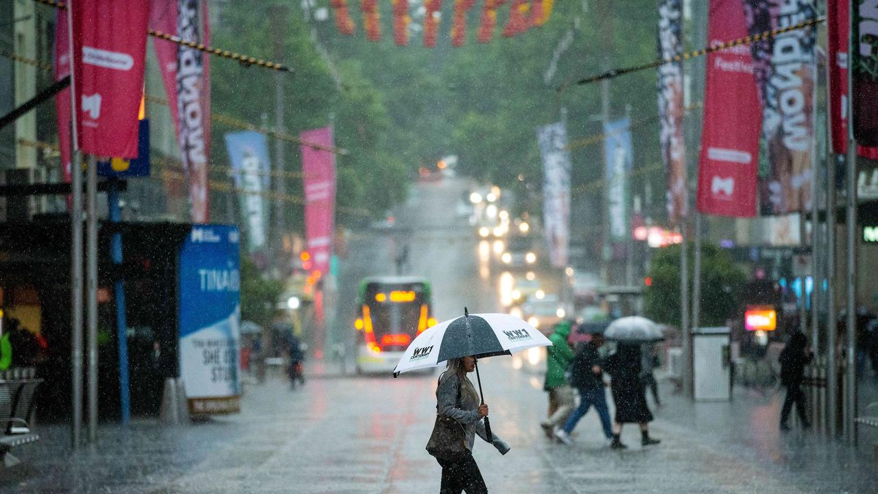 Melbourne weather Heavy rain hits Victoria, flooding closes Hume