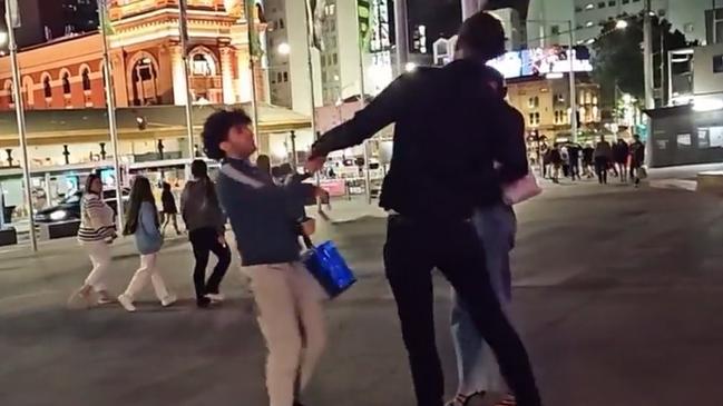 In a recent stream, the streamer approached a man and a woman in Melbourne and began provoking them.