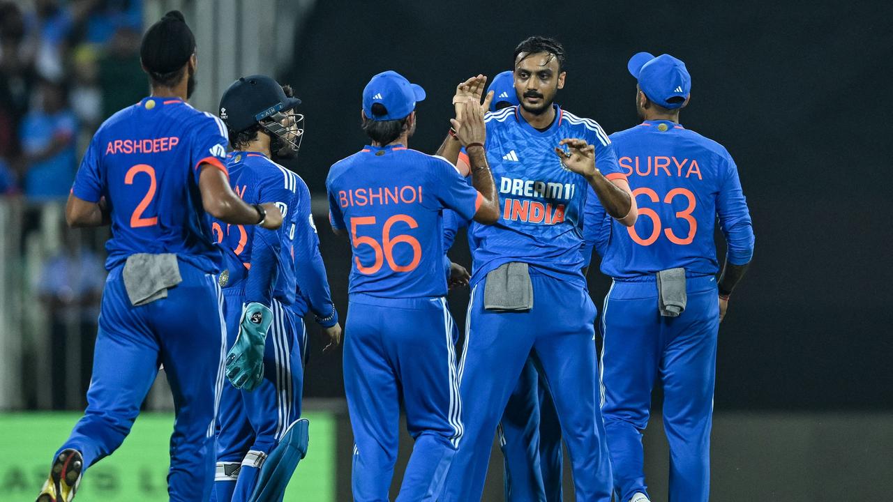 India's Axar Patel (2R) celebrates with teammates after taking the wicket of Australia's Glenn Maxwell. Photo by R.Satish BABU / AFP.