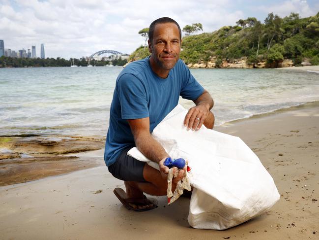 DAILY TELEGRAPH 6TH DECEMBER 2022Pictured at Whiting Beach on Sydney Harbour is American musician Jack Johnson.Jack is in Sydney to play shows but was at Whiting Beach to help the Taronga Conservation Society do a hands on clean of plastics and junk washed up on the beach.Picture: Richard Dobson