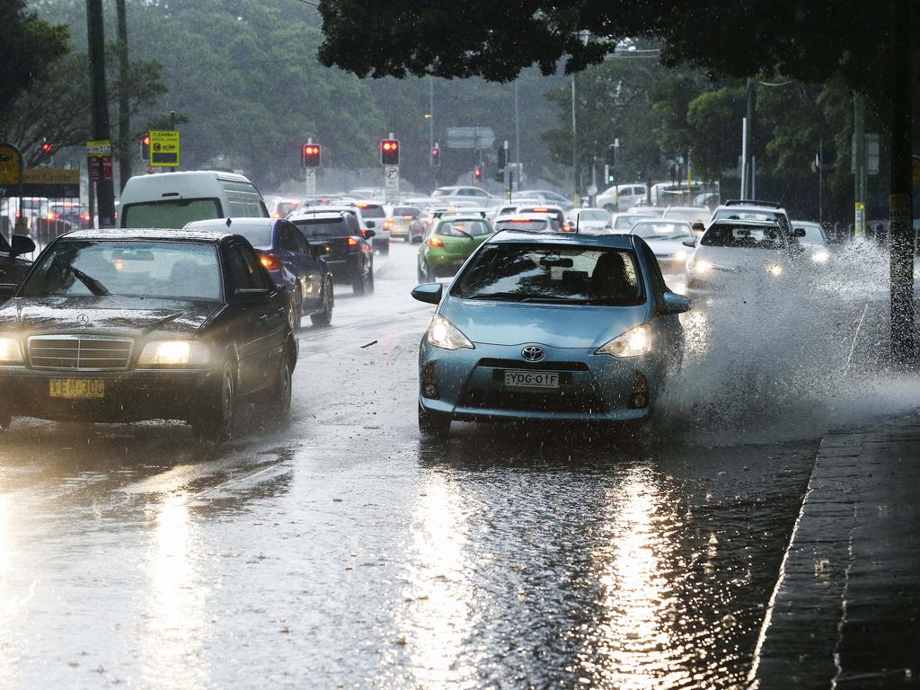 Thunder and lightning strikes Sydney | Daily Telegraph