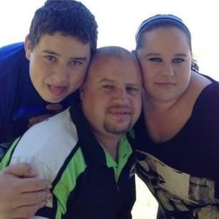 Jai and Karlee Dixon with their dad Bradley Dixon (centre).