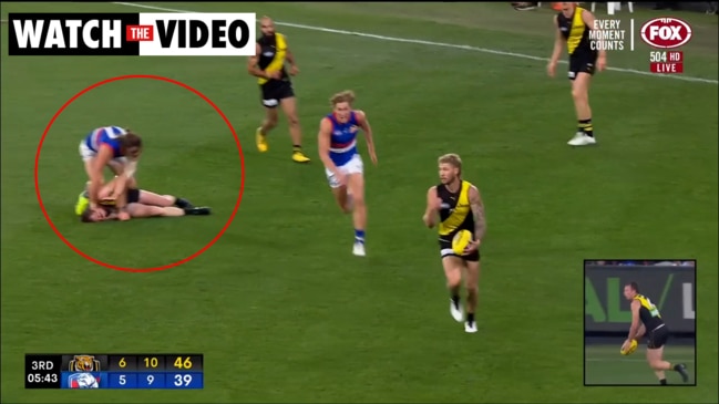 Josh Bruce rubs Dylan Grimes' head in the dirt (Fox Footy)