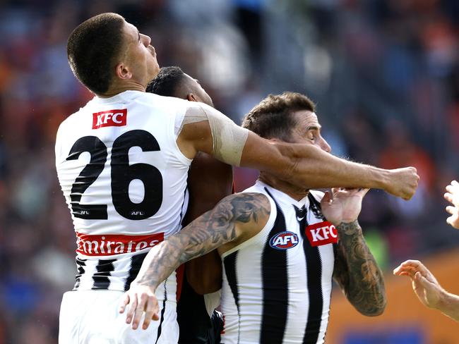 Collingwood's Jeremy Howe head knock in this marking contest with Reef McInnes during the AFL Opening Round match between the GWS Giants and Collingwood Magpies at Engie Stadium on March 9, 2025. Photo by Phil Hillyard (Image Supplied for Editorial Use only - **NO ON SALES** - Â©Phil Hillyard )