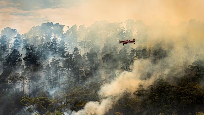 Messenger photo request Helicopter water bombers have been deployed to help combat the scrub fire in Mount Gambier which continues to burn overnight in the Lake Valley District. Picture: Tim Rosenthal