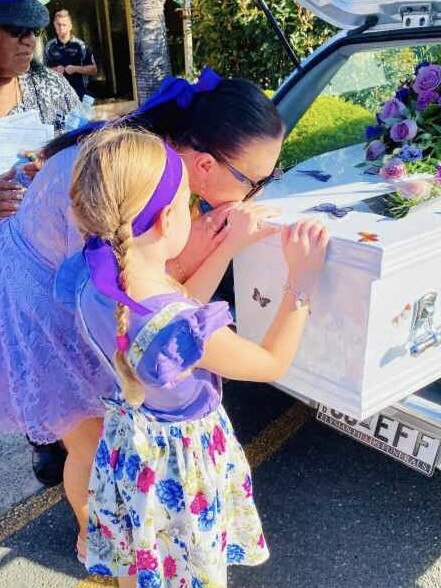 Saasha and Arianna say goodbye to Jessica at her funeral.