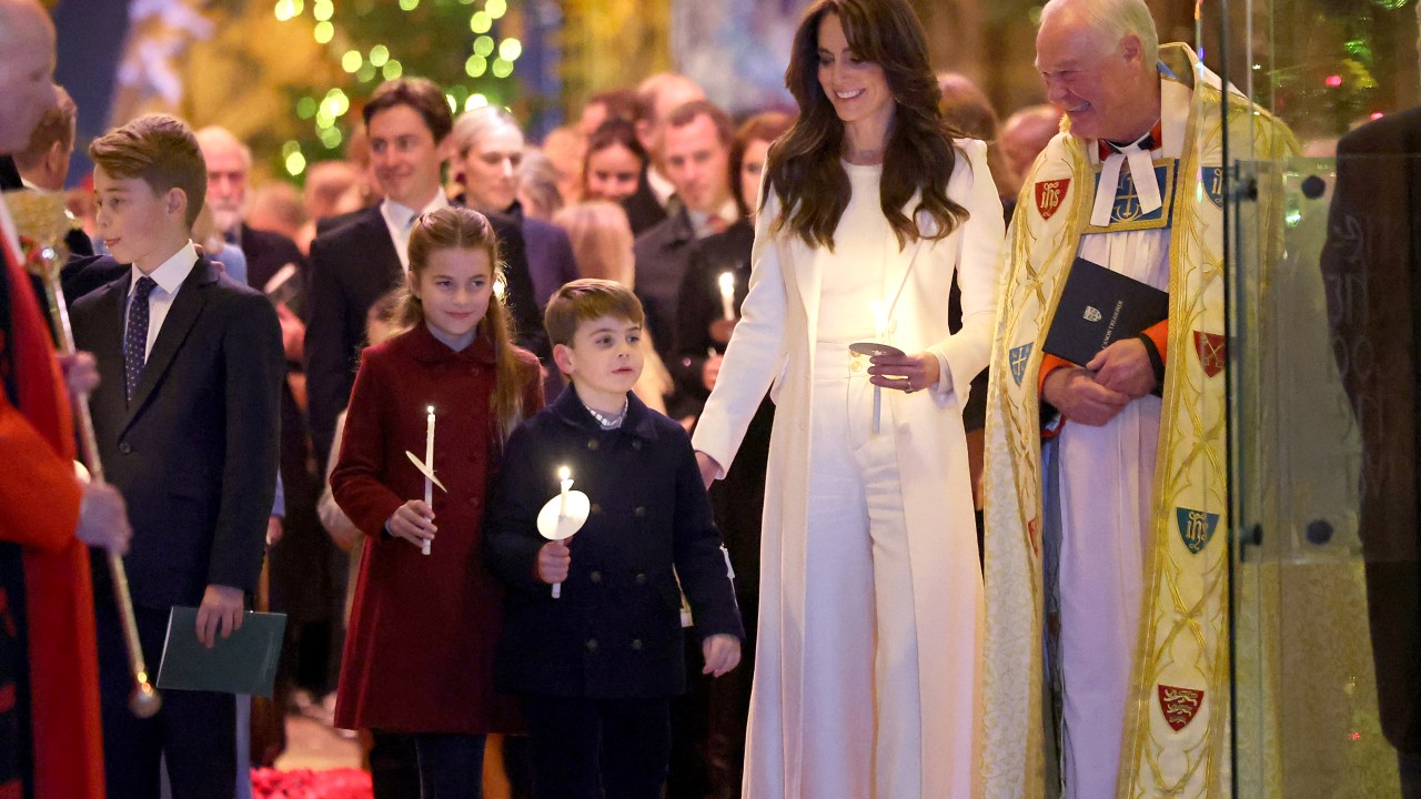‘So cute’: Royal fans go crazy over Prince Louis at Christmas carol ...