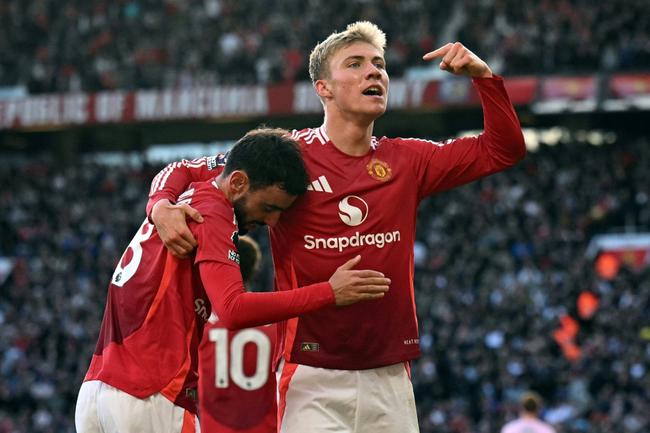 Manchester United striker Rasmus Hojlund (R) celebrates scoring against Brentford