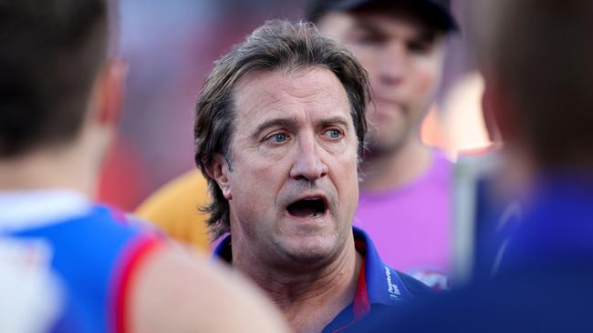 SYDNEY, AUSTRALIA - JULY 28: Bulldogs coach, Luke Beveridge speaks to his players at quarter-time during the round 20 AFL match between Sydney Swans and Western Bulldogs at SCG, on July 28, 2024, in Sydney, Australia. (Photo by Brendon Thorne/AFL Photos/via Getty Images)