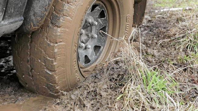 A car holding five people has been stuck in mud since yesterday near Mebbin.