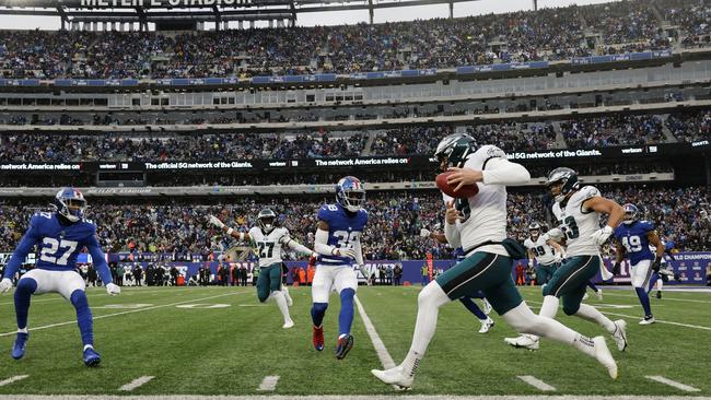 Arryn Siposs of the Philadelphia Eagles runs with the ball during the second half of the game against the New York Giants. (Photo by Al Bello/Getty Images)