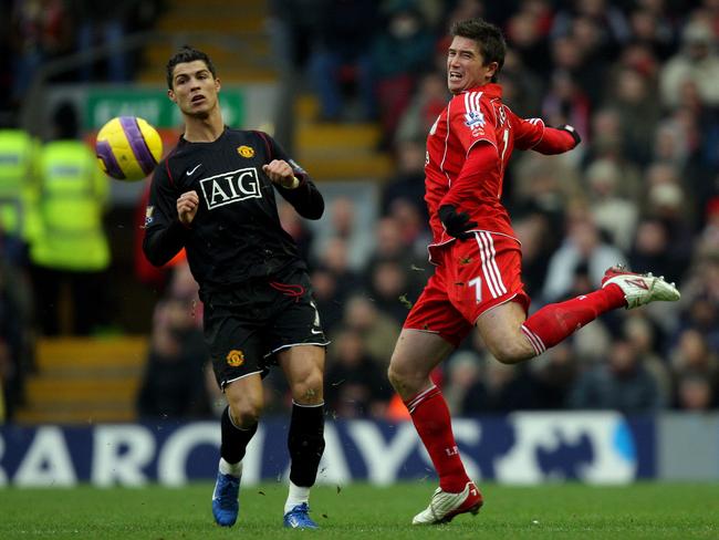 Manchester United's Portugese midfielder Cristiano Ronaldo (L) and Liverpool's Australian midfielder Harry Kewell compete for the ball during their English Premiership football match at Anfield, Liverpool, north-west England, 16 December 2007. AFP PHOTO/ANDREW YATES - Mobile and website use of domestic English football pictures are subject to obtaining a Photographic End User Licence from Football DataCo Ltd Tel : +44 (0) 207 864 9121 or e-mail accreditations@football-dataco.com - applies to Premier and Football League matches.