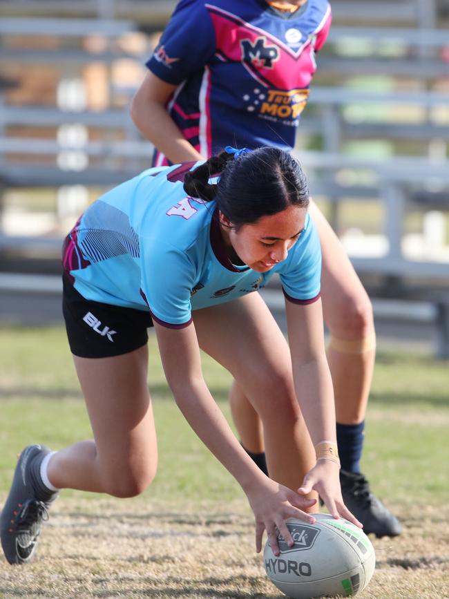 Keebra’s Teonara Ngaiore beats Mabel Parks Angel Austin to score... Picture Glenn Hampson