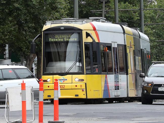 29/12/17 Road works on North Tce. photo Calum Robertson