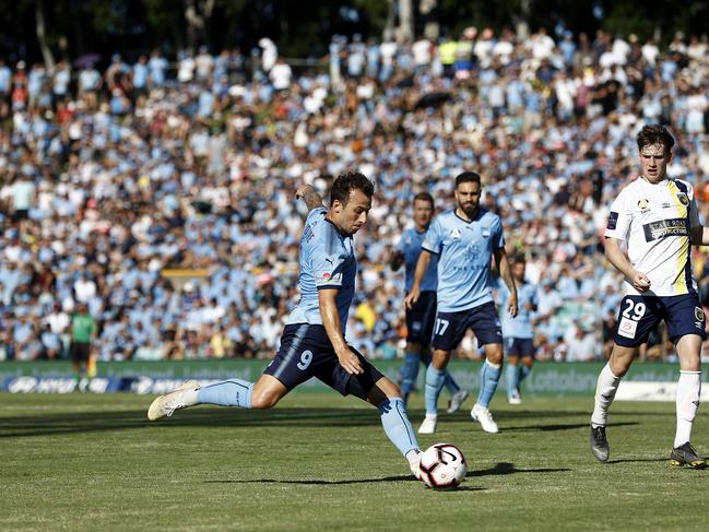 SYDNEY, AUSTRALIA - FEBRUARY 17: Adam le Fondre of Sydney FC shoots during the round 19 A-League match between Sydney FC and the Central Coast Mariners at Leichhardt Oval on February 17, 2019 in Sydney, Australia. (Photo by Ryan Pierse/Getty Images)