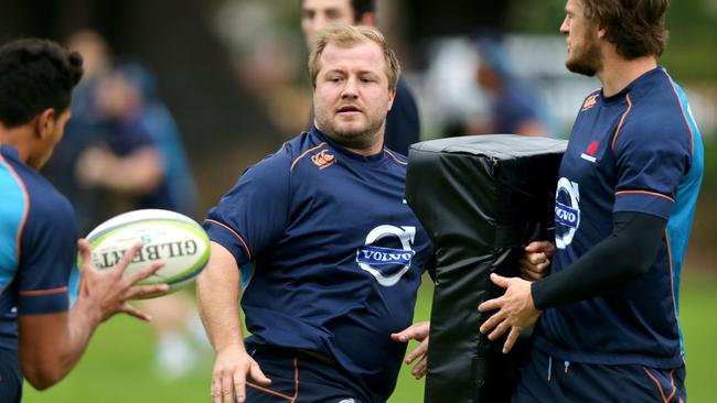 Prop Benn Robinson passes during Waratahs training at Kippax Oval,Moore Park.Picture Gregg Porteous