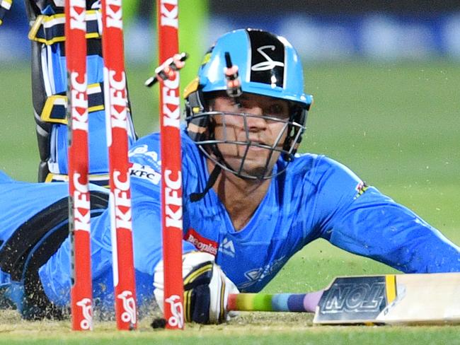 Alex Carey of the Adelaide Strikers is run out during the Big Bash League (BBL) cricket match between the Adelaide Strikers and Sydney Thunder at Adelaide Oval in Adelaide, Saturday, February 1, 2020. (AAP Image/David Mariuz) NO ARCHIVING, EDITORIAL USE ONLY, IMAGES TO BE USED FOR NEWS REPORTING PURPOSES ONLY, NO COMMERCIAL USE WHATSOEVER, NO USE IN BOOKS WITHOUT PRIOR WRITTEN CONSENT FROM AAP