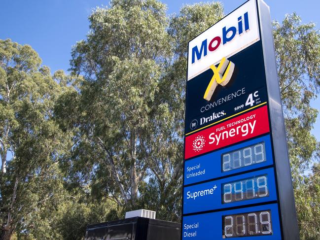 ADELAIDE, AUSTRALIA - NewsWire Photos MARCH 11, 2022: Petrol prices around Adelaide - Mobil X Convenience in St Peters. Picture: NCA NewsWire / Naomi Jellicoe