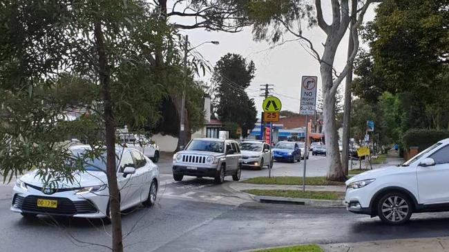 A photo of cars queuing near Redlands School.