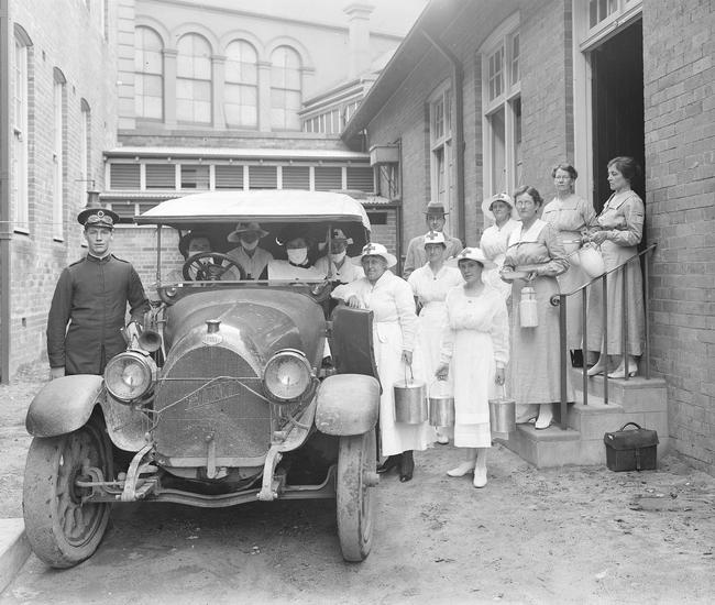 Motor with staff to distribute food to invalids during influenza epidemic, May 1919 in Balmain. Credit: State Archives NSW