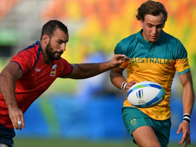 Australia's Cameron Clark (R) and Spain's Inaki Villanueva compete for the ball in the men’s rugby sevens match between Australia and Spain during the Rio 2016 Olympic Games at Deodoro Stadium in Rio de Janeiro on August 9, 2016. / AFP PHOTO / Pascal GUYOT