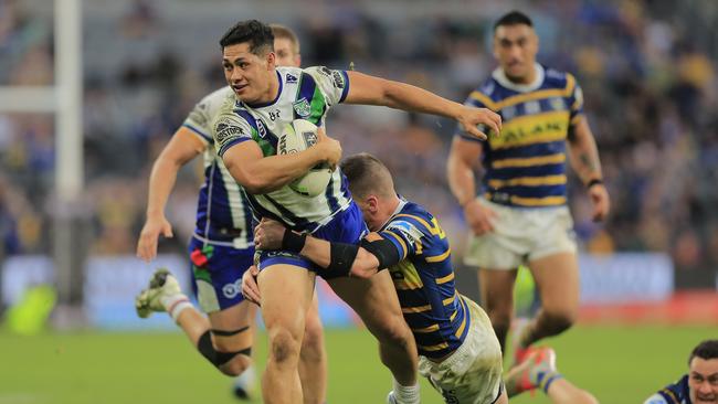 SYDNEY, AUSTRALIA - JULY 27: Roger Tuivasa-Sheck of the Warriors looks to pass during the round 19 NRL match between the Parramatta Eels and the New Zealand Warriors at Bankwest Stadium on July 27, 2019 in Sydney, Australia. (Photo by Mark Evans/Getty Images)