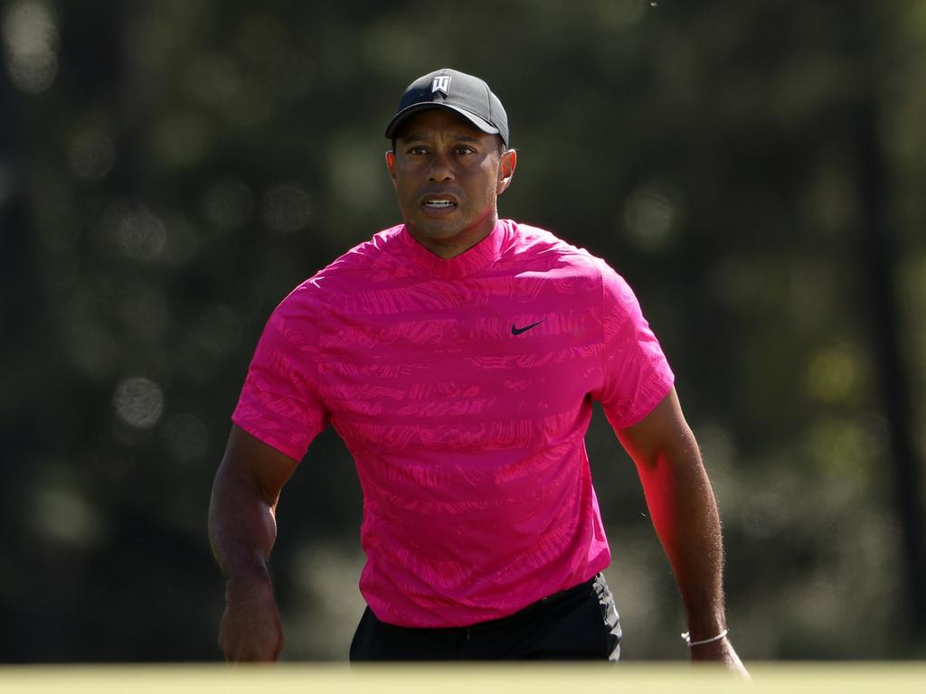 Tiger Woods berjalan ke green ke-18.