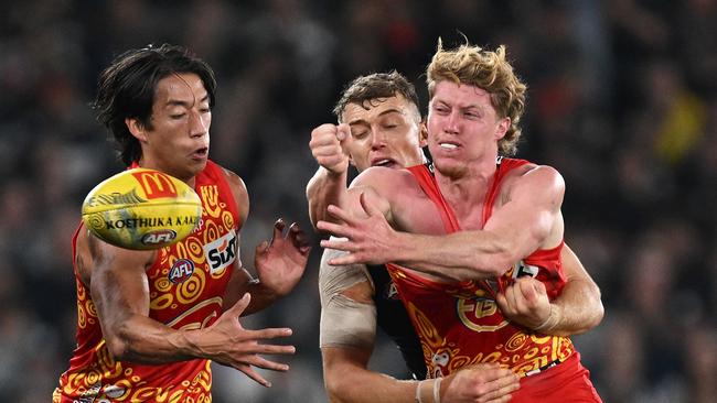 MELBOURNE, AUSTRALIA – MAY 25: Matt Rowell of the Suns handballs whilst being tackled by Patrick Cripps of the Blues during the round 11 AFL match between Carlton Blues and Gold Coast Suns at Marvel Stadium, on May 25, 2024, in Melbourne, Australia. (Photo by Daniel Pockett/Getty Images)