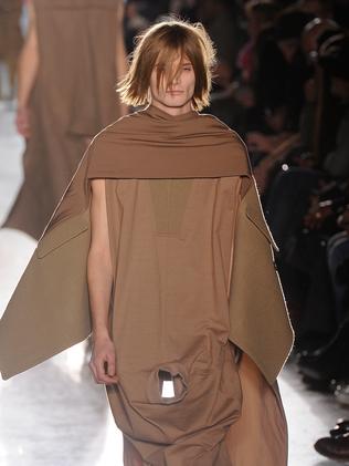 Rick Owens coloca modelos com pênis à mostra na semana de moda de Paris -  FFW