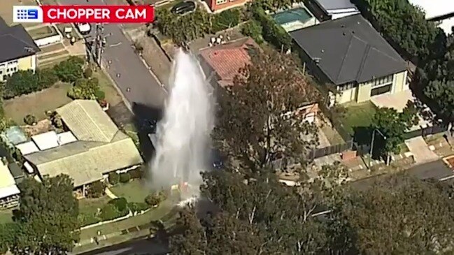 Sky-high jets after water main bursts in Indooroopilly (9 News)