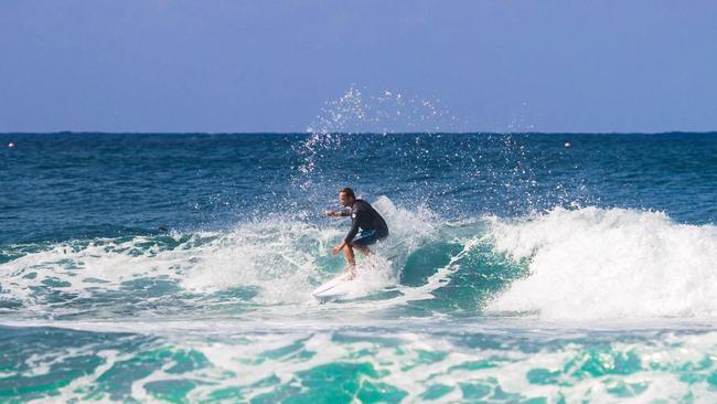 Surfing on the waves of Kirra. Photo: Rafael Demetrio/Unsplash