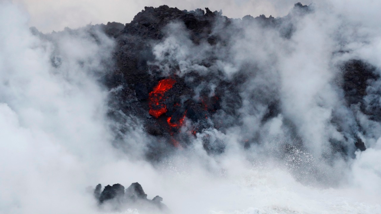 Kilauea volcano spews lethal acid clouds as lava hits water | The ...