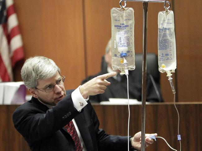 Anaesthesiology expert Steven Shafer demonstrates the use of Propofol after placing a Propofol bottle in an empty saline bag during Conrad Murray's involuntary manslaughter trial in Los Angeles, 2011. Picture: Reed Saxon