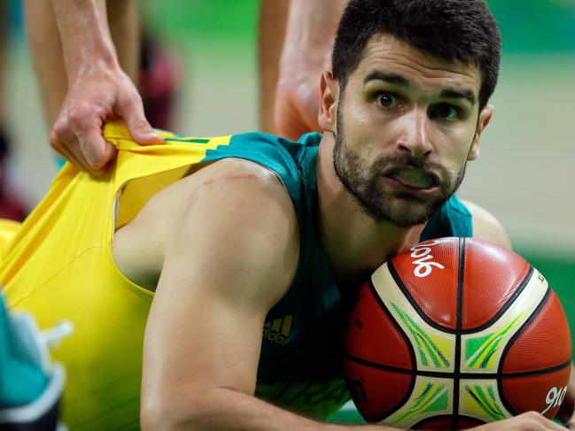 RIO DE JANEIRO, BRAZIL - AUGUST 14: Kevin Lisch #11 of Australia falls on a loose ball during the preliminary round game against Venezuela at the Rio 2016 Olympic Games on August 14, 2016 in Rio de Janeiro, Brazil. (Photo by Jamie Squire/Getty Images)