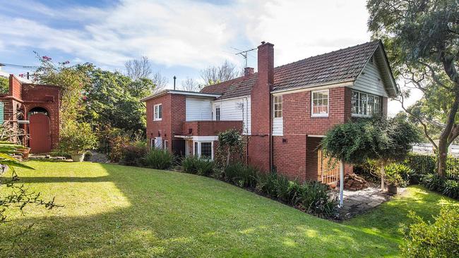 The four-bedroom home at 816 Orrong Rd had been listed with revised $5.5m to $6m expectations but was passed in with no bid at auction.