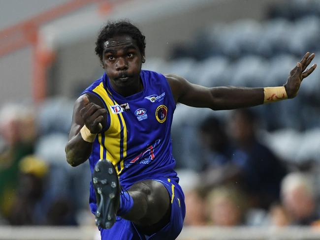 Michael Cooper drives Wanderers forward in their upset win over the Tiwi Bombers. Picture: Felicity Elliott/AFLNT Media