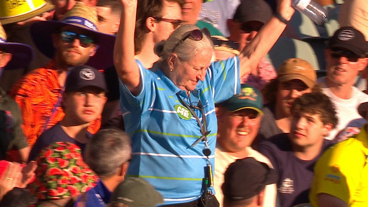 Kapitän Mitchell Marsh rast aus, als die Australier ihre frühen Wickets verlieren – T20I LIVE